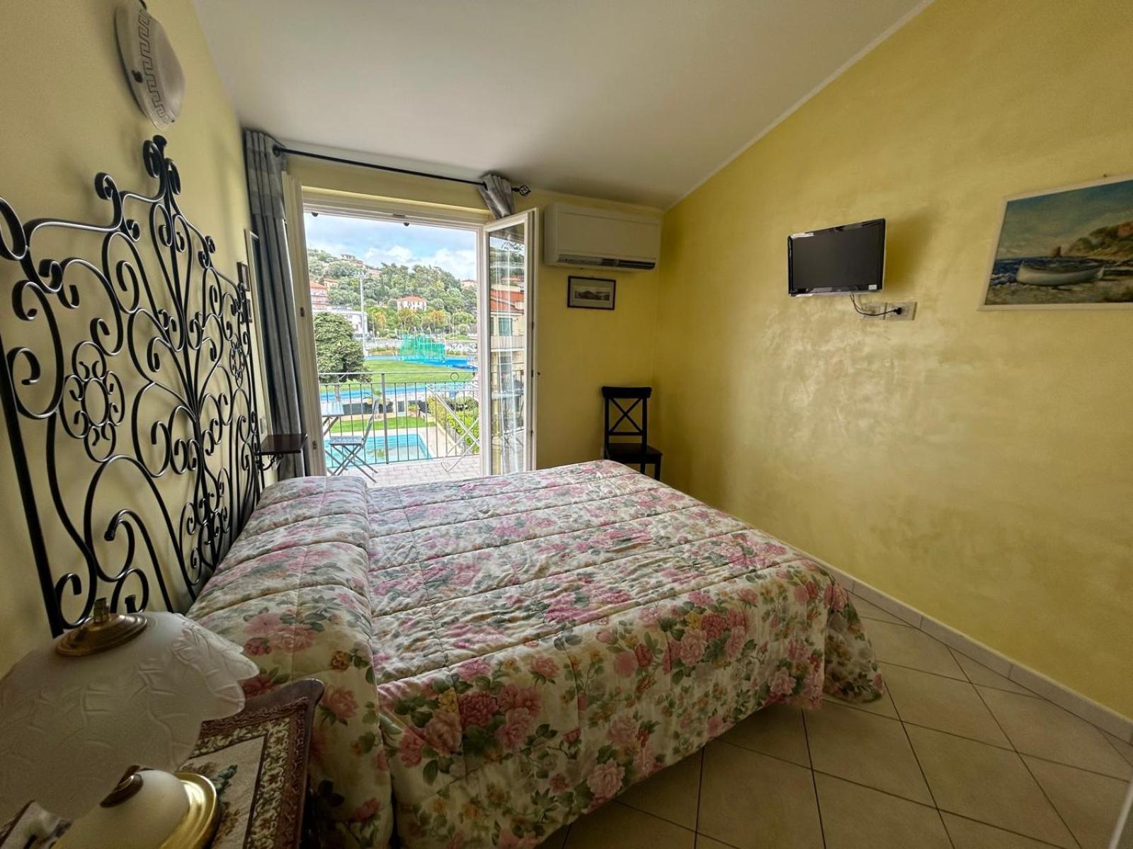 Appartamento Vista Mare Con Piscina Cala Di Sole Imperia Exterior photo
